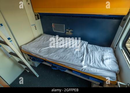 Camera singola deluxe in notturna da Humenne a Praga con servizi igienici e doccia Foto Stock
