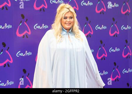 Gemma Collins arriva per la prima mondiale di Cenerentola al Gillian Lynne Theatre, nel centro di Londra. La notte di apertura della produzione di Andrew Lloyd Webber è stata riprogrammata quando un membro del cast si è dimostrato positivo per Covid-19. Data foto: Mercoledì 25 agosto 2021. Foto Stock