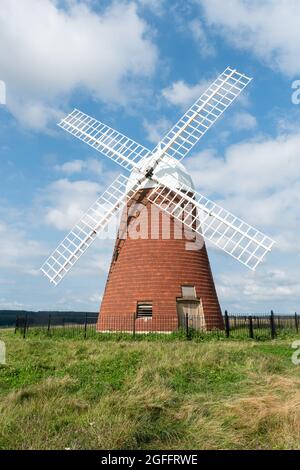 Hornaker Windmill nel South Downs National Park nel West Sussex, Inghilterra, Regno Unito, in una giornata estiva di sole ad agosto Foto Stock