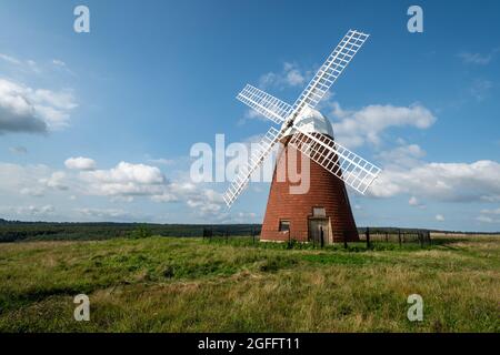 Hornaker Windmill nel South Downs National Park nel West Sussex, Inghilterra, Regno Unito, in una giornata estiva di sole ad agosto Foto Stock