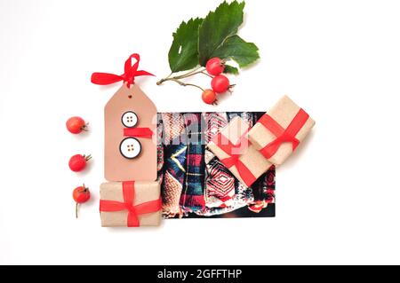 Decorazioni natalizie su sfondo bianco copia spazio, flatlay . Foto di alta qualità Foto Stock
