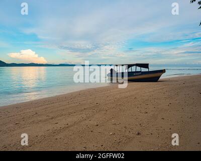 Ora Beach, Indonesia - Feb, 2018: Barca e bella spiaggia di sabbia, Seram Island, Maluku centrale, Indonesia, Asia Foto Stock