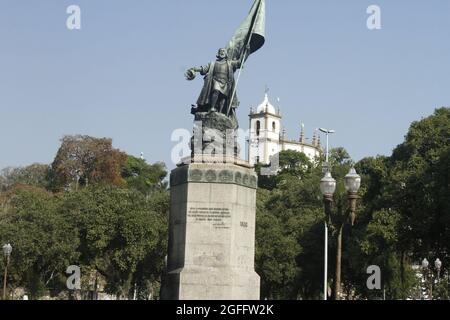 Rio de Janeiro, Rio de Janeiro, Brasile. 25 ago 2021. (INT) la statua di Pedro Alvares Cabral brucia a Rio de Janeiro. 25 agosto 2021, Rio de Janeiro, Brasile: Monumento alla scoperta del Brasile, situato a Largo da Gloria, a Rio de Janeiro, è stato messo a fuoco ieri all'alba. Il tributo ha immagini che rappresentano Pedro Alvares Cabral, Pero Vaz de Caminha e Friar Henrique de Coimbra. Secondo il Dipartimento comunale di conservazione, è stato aperto un rapporto di polizia per la polizia civile di indagare il caso. (Credit Image: © Jose Lucena/TheNEWS2 via ZUMA Press Wire) Foto Stock