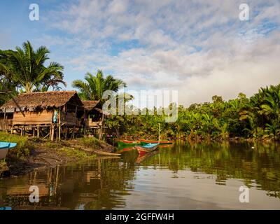 Kensi, Arguni, Indonesia - 06 febbraio 2018: Case di legno nel villaggio di Kensi nel mezzo della foresta tropicale durante la spedizione alla Mairasi t Foto Stock