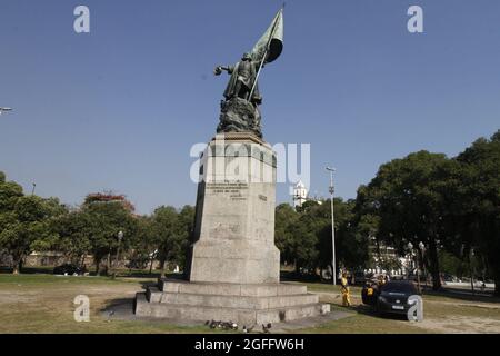 Rio de Janeiro, Rio de Janeiro, Brasile. 25 ago 2021. (INT) la statua di Pedro Alvares Cabral brucia a Rio de Janeiro. 25 agosto 2021, Rio de Janeiro, Brasile: Monumento alla scoperta del Brasile, situato a Largo da Gloria, a Rio de Janeiro, è stato messo a fuoco ieri all'alba. Il tributo ha immagini che rappresentano Pedro Alvares Cabral, Pero Vaz de Caminha e Friar Henrique de Coimbra. Secondo il Dipartimento comunale di conservazione, è stato aperto un rapporto di polizia per la polizia civile di indagare il caso. (Credit Image: © Jose Lucena/TheNEWS2 via ZUMA Press Wire) Foto Stock