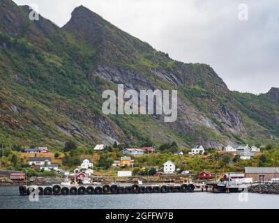 Moskenes, Lofoten, Norvegia del Nord - Agosto 2019. Il tipico villaggio di pescatori norvegese di Moskenes con le tipiche case di rorbu. Nord Europa Foto Stock