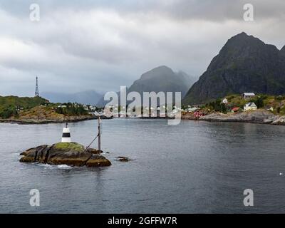 Moskenes, Lofoten, Norvegia del Nord - Agosto 2019. Il tipico villaggio di pescatori norvegese di Moskenes con le tipiche case di rorbu. Nord Europa Foto Stock