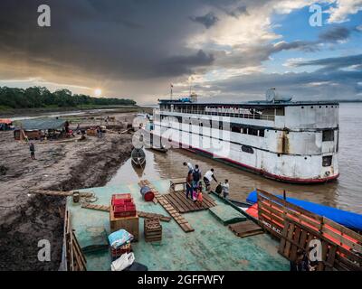Caballococha, Perù - Sep, 2019: Vista panoramica dei traghetti sulla riva del Rio delle Amazzoni durante il mare a bassa acqua. Sud America. Foto Stock