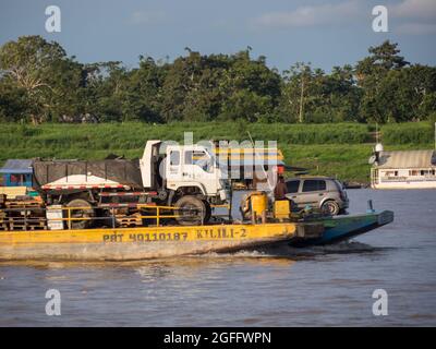 Santa Rosa, Perù - Dic, 2017: Trasporto molte auto attraverso il fiume Amazon sulla piattaforma galleggiante. Rio delle Amazzoni, Amazzonia. Confine della Colombia, Foto Stock