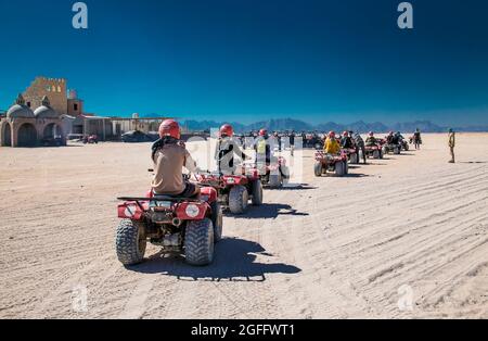 Hurghada, Egitto- 4 febbraio 2020: I turisti in viaggio safari attraverso il deserto egiziano guida ATV. Quad bikes safari nel deserto vicino Hurghada, Egitto. Foto Stock