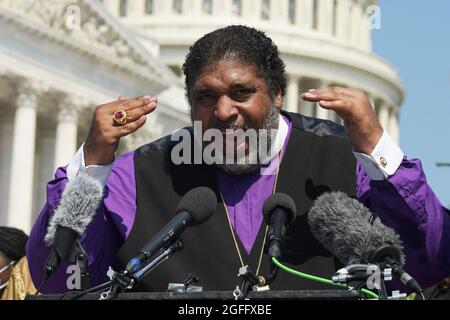 Washington, Stati Uniti. 25 ago 2021. William Barber parla durante una conferenza stampa sulla Campagna dei poveri al Triangolo della Camera/Capitol Hill a Washington DC, USA. Credit: SOPA Images Limited/Alamy Live News Foto Stock