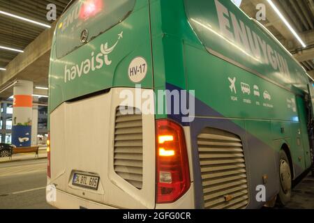 Arnavutkoy, Istanbul, Turchia - 03.11.2021: Vista posteriore del bus Havaist che serve per i passeggeri aerei dopo il volo in autobus fermata in aeroporto di Istanbul Foto Stock