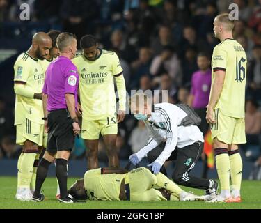 West Bromwich, Regno Unito. 25 ago 2021. Bukayo Saka #7 dell'Arsenal riceve il trattamento sul campo dopo un infortunio a West Bromwich, Regno Unito il 8/25/2021. (Foto di Simon Whitehead/News Images/Sipa USA) Credit: Sipa USA/Alamy Live News Foto Stock