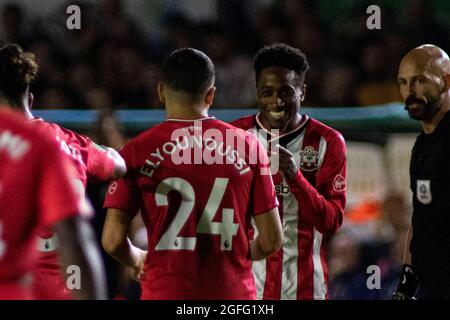 Newport, Regno Unito. 25 ago 2021. Mohamed Elyooussi di Southampton (L) festeggia il suo 8° goal con Kyle Walker-Peters di Southampton (R). Carabao Cup, 2° round match, Newport County contro Southampton alla Rodney Parade di Cardiff, Galles mercoledì 25 agosto 2021. Questa immagine può essere utilizzata solo a scopo editoriale. Solo per uso editoriale, licenza richiesta per uso commerciale. Nessun uso in scommesse, giochi o un singolo club/campionato/player pubblicazioni. pic di Lewis Mitchell/Andrew Orchard sport fotografia/Alamy Live news credito: Andrew Orchard sport fotografia/Alamy Live News Foto Stock