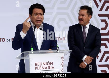 Non esclusiva: CITTÀ DEL MESSICO, MESSICO - AGOSTO 24: Presidente del Partito Nazionale del movimento di rigenerazione (MORENA) Mario Delgado Carrillo e il Coord di Morena Foto Stock