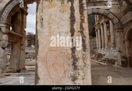 Selcuk, Izmir, Turchia - 03.09.2021: Scritti di persone su colonne storiche della porta di Mazaeus Mitridate in rovine di Efeso, storico antico ar romano Foto Stock