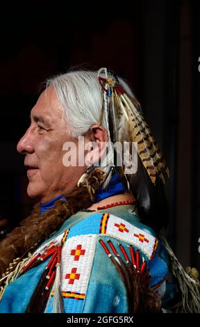 L'artista nativo americano Monte Yellowbird Sr. Siede nel suo stand alla vendita annuale di arte del mercato Indiano a Santa Fe, New Mexico. Foto Stock