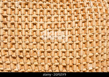 Tessitura artigianale di vimini e Cattail. Struttura rurale, naturale ed ecologica. Foto Stock