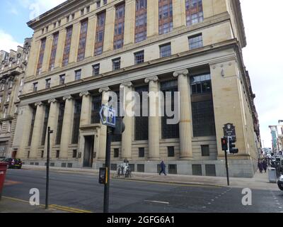 Lloyds bank Glasgow Scozia edificio denaro banking pilastro colonne parcheggio segno freccia semafori luce impressionante stile vecchi segni segno ingresso Foto Stock