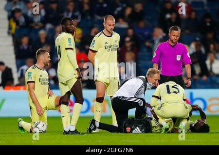 West Bromwich, West Midlands, Regno Unito. 25 agosto 2021; gli Hawthorns, West Bromwich, West Midlands, Inghilterra; EFL Cup Football, West Bromwich Albion Versus Arsenal; Bukayo Saka of Arsenal riceve il trattamento dopo un pesante Tackle Credit: Action Plus Sports Images/Alamy Live News Foto Stock