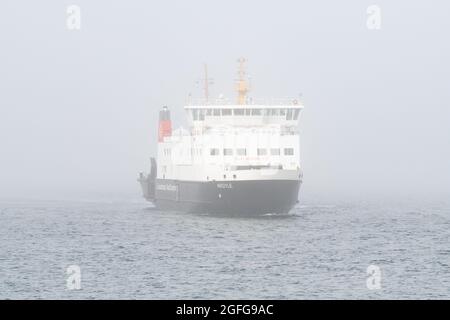 Traghetto a vela nella nebbia - CalMac (Caledonian MacBrayne) MV Argyle traghetto che arriva a Wemyss Bay da Rothesay, Isola di Bute nella nebbia - Scozia, Regno Unito Foto Stock