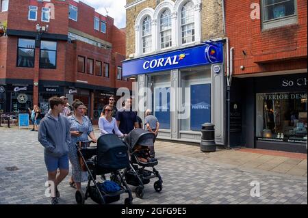 Windsor, Berkshire, Regno Unito. 25 agosto 2021. La gente cammina accanto a un negozio di scommesse Coral a Windsor. Credit: Maureen McLean/Alamy Foto Stock