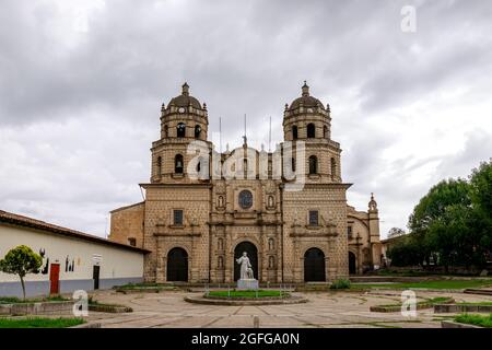 La piazza frontale e la chiesa di San Francisco a Cajamarca, in Perù Foto Stock