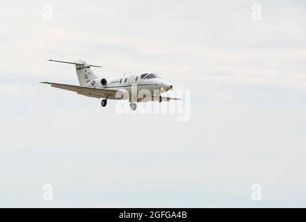 Un T-1A Jayhawk dalla base dell'aeronautica di Laughlin, Texas, atterra alla base dell'aeronautica di Wright-Patterson, Ohio, 9 aprile 2021. Diversi aerei T-1A sbarcarono a Wright-Patt come parte del loro esercizio. (STATI UNITI Air Force foto di Wesley Farnsworth) Foto Stock