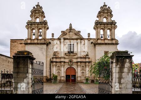 Chiesa e Convento di 'la Recoleta' a Cajamarca, in Perù, in una giornata piovosa Foto Stock