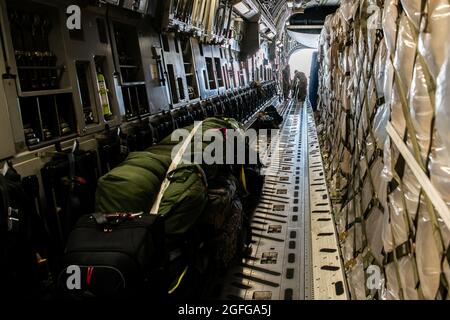 Riserva Citizen Airmen dalla 349a Air Mobility Wing alla base dell'aeronautica di Travis, California, prepararsi per una missione C-17 Globemaster III a sostegno dell'evacuazione afghana, 24 agosto 2021. Il 349a AMW sta fornendo una rapida mobilità globale per assistere il Dipartimento di Stato degli Stati Uniti nell'evacuazione sicura degli americani e del personale civile alleato dall'Afghanistan. (STATI UNITI Air Force foto di Master Sgt. Jose B. Aquilizan) Foto Stock