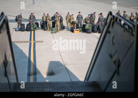 Riserva Citizen Airmen dalla 349a Air Mobility Wing alla base dell'aeronautica di Travis, California, attendere per salire a bordo di una missione C-5M Super Galaxy che supporta l'evacuazione afghana, 21 agosto 2021. Il 349a AMW sta fornendo una rapida mobilità globale per assistere il Dipartimento di Stato degli Stati Uniti nell'evacuazione sicura degli americani e del personale civile alleato dall'Afghanistan. (STATI UNITI Air Force foto di Senior Airman Brady Penn) Foto Stock