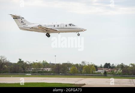 Un T-1A Jayhawk dalla base dell'aeronautica di Laughlin, Texas, atterra alla base dell'aeronautica di Wright-Patterson, Ohio, 9 aprile 2021. Diversi aerei T-1A sbarcarono a Wright-Patt come parte del loro esercizio. (STATI UNITI Air Force foto di Wesley Farnsworth) Foto Stock