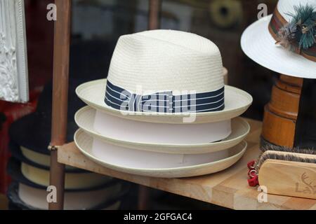 Cappelli Panama nella finestra di Lock & Co a St James Street a Londra Foto Stock