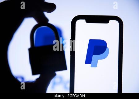 LONDRA, UK - Agosto 2021: Logo del servizio finanziario PayPal su uno smartphone Foto Stock