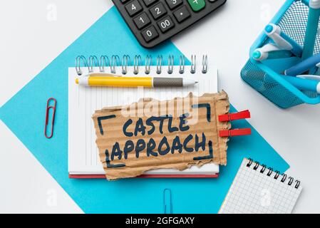 Didascalia concettuale approccio al Castello. Concetto di business luogo fortificato costruito da nobili Casa per nobiltà o royalty calcolo spese Budgeting idee Foto Stock