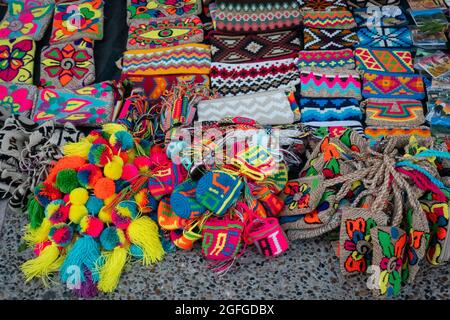 Riohacha, la Guajira, Colombia - Maggio 26 2021: Artigianato sul marciapiede che rappresenta i disegni della Comunità Wayuu Foto Stock