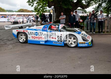 Toyota 87C, Toyota Group C sport prototipo auto da corsa lasciando l'area di assemblaggio al Goodwood Festival of Speed Motor Racing evento 2014. Foto Stock