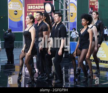 New York, Stati Uniti. Agosto 25, 2021.Bianca Marroquin on Good Morning America Leading the Broadway cast of Chicago in All That Jazz in a live performace in Time Square in New York Agosto 25, 2021 Credit: RW/MediaPunch Credit: MediaPunch Inc/Alamy Live News Foto Stock