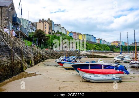 Barche in barca a vela nel porto di Tenby a Pembrokeshire, Galles, con bassa marea. La sabbia è stata rivelata e il mare è completamente fuori, Foto Stock