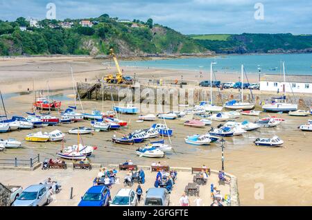 Barche in barca a vela nel porto di Tenby a Pembrokeshire, Galles, con bassa marea. La sabbia è stata rivelata e il mare è completamente fuori, Foto Stock