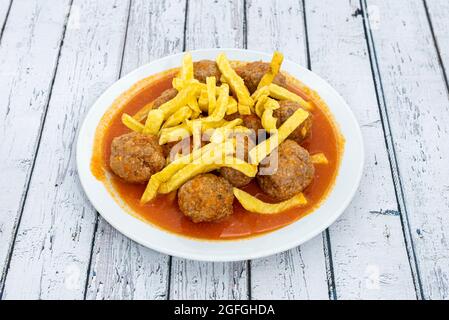 Polpettone di manzo stufato con verdure e salsa per l'immersione con patatine fatte in casa Foto Stock