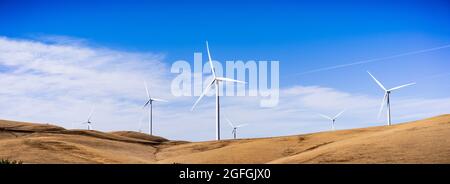 Vista panoramica delle turbine eoliche sulla cima delle colline dorate nella Contea di Contra Costa, zona della baia di San Francisco Est, California Foto Stock