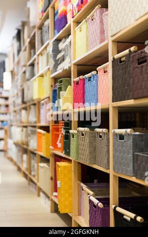Contenitori decorativi su scaffalature in un negozio di articoli per la casa Foto Stock