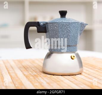 Primo piano della pentola di moka in piedi su un tavolo di legno Foto Stock
