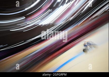 Blurred shot di piloti in pista Ciclismo uomo B 4000m individuale Pursuit Qualifiche il 25 agosto 2021, durante i Tokyo 2020 Paralimpic Games al Velodrome Izu a Shizuoka, Giappone. Credit: MATSUO.K/AFLO SPORT/Alamy Live News Foto Stock