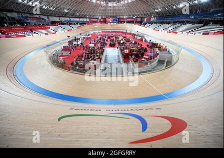 Shizuoka, Giappone. Credito: MATSUO. 25 ago 2021. Vista generale all'interno del percorso ciclistico del velodromo di Izu : durante i Giochi Paralimpici di Tokyo 2020 al velodromo di Izu a Shizuoka, Giappone. Credit: MATSUO .K/AFLO SPORT/Alamy Live News Foto Stock