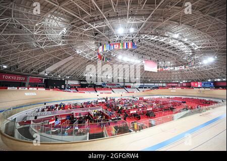 Shizuoka, Giappone. Credito: MATSUO. 25 ago 2021. Vista generale all'interno del percorso ciclistico del velodromo di Izu : durante i Giochi Paralimpici di Tokyo 2020 al velodromo di Izu a Shizuoka, Giappone. Credit: MATSUO .K/AFLO SPORT/Alamy Live News Foto Stock