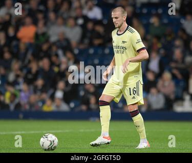 West Bromwich, Regno Unito. 25 ago 2021. Rob Holding #16 di Arsenal con la palla a West Bromwich, Regno Unito il 8/25/2021. (Foto di Simon Whitehead/News Images/Sipa USA) Credit: Sipa USA/Alamy Live News Foto Stock