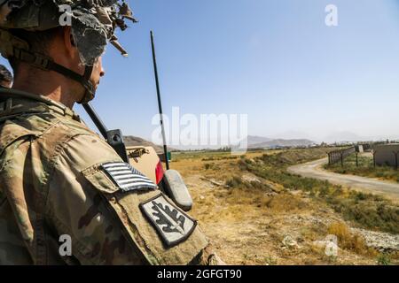 A Paratrooper assegnato 1 ° Brigade Combat Team, 82nd divisione Airborne scansiona il suo settore come egli conduce la sicurezza come parte di un'operazione di evacuazione non combattente (NEO) a Kabul, Afghanistan, 25 agosto 2021. Il Dipartimento della Difesa sostiene il Dipartimento di Stato nell'evacuazione del personale civile statunitense, dei richiedenti di visti speciali per immigrati e di altri individui a rischio provenienti dall'Afghanistan nel modo più rapido e sicuro possibile. (STATI UNITI Foto dell'esercito di Sgt. Jillian G. Hix) Foto Stock