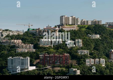 Case di lusso e blocchi di appartamenti sul Peak, dal tetto del 2ifc, l'edificio più alto dell'Isola di Hong Kong, nel 2010 Foto Stock